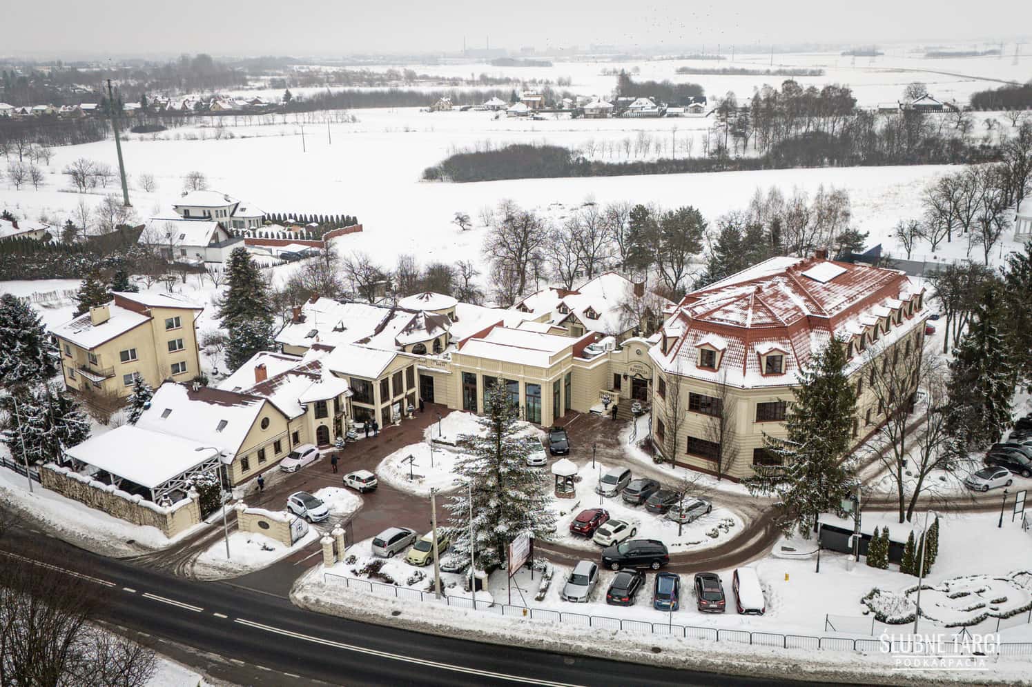 Zimowa panorama z drona: obiekt otoczony śniegiem