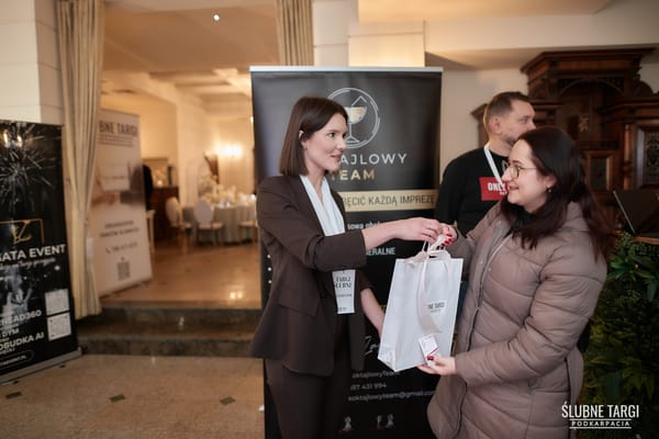 Hostessy rozdają upominki gościom przy wejściu