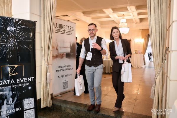 Hostessy rozdają upominki gościom przy wejściu