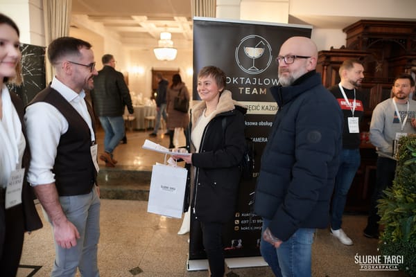 Hostessy rozdają upominki gościom przy wejściu
