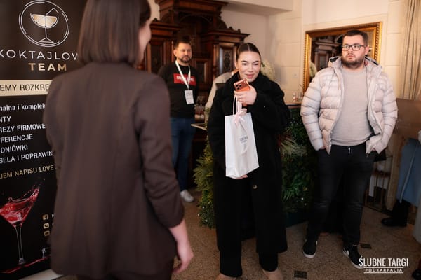 Hostessy rozdają upominki gościom przy wejściu