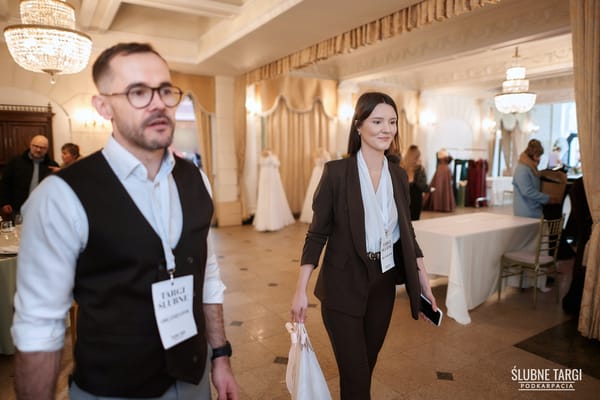 Hostessy rozdają upominki gościom przy wejściu
