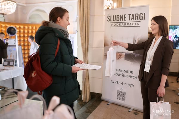 Hostessy rozdają upominki gościom przy wejściu