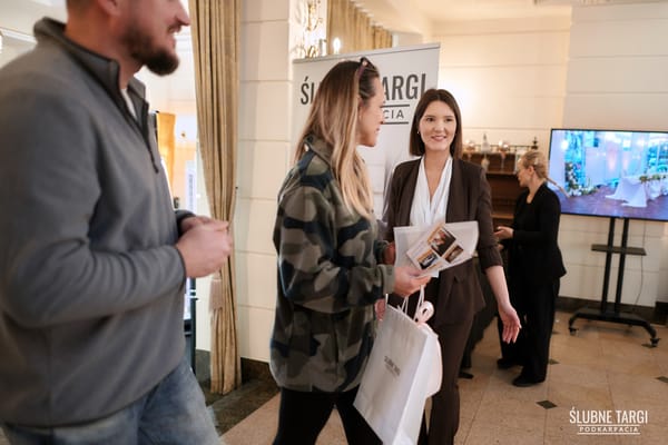 Hostessy rozdają upominki gościom przy wejściu