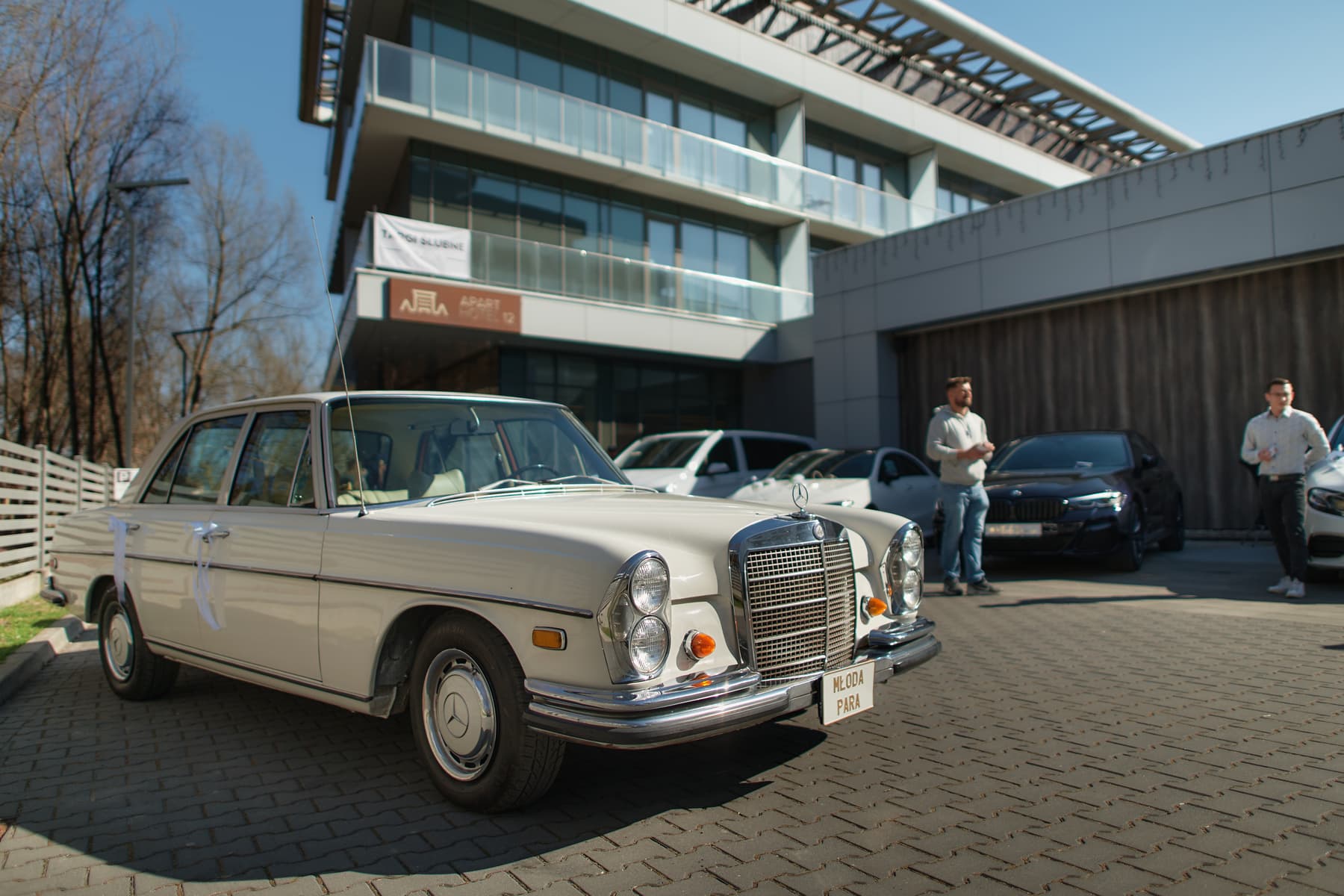 Zabytkowy Mercedes przed hotelem
