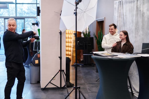 Stoisko fotografa z lampą studyjną