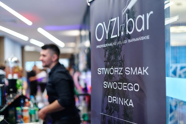 Stoisko barmańskie z napisem o własnym drinku