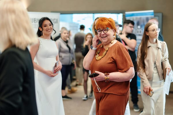 Modelka w sukni ślubnej wśród odwiedzających