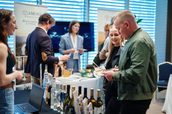 Stoisko z winami i alkoholami