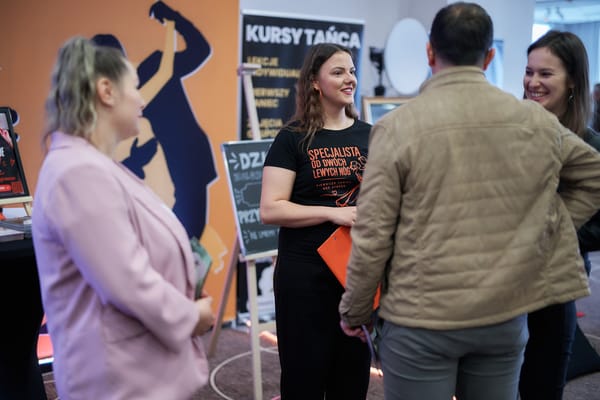 Stoisko z kursami tańca na sali targowej