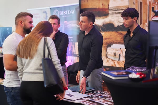 Rozmowa z wystawcami przy stoisku z albumami ślubnymi