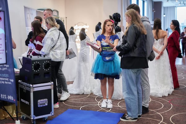 Animatorka w niebieskim stroju rozmawia z odwiedzającymi