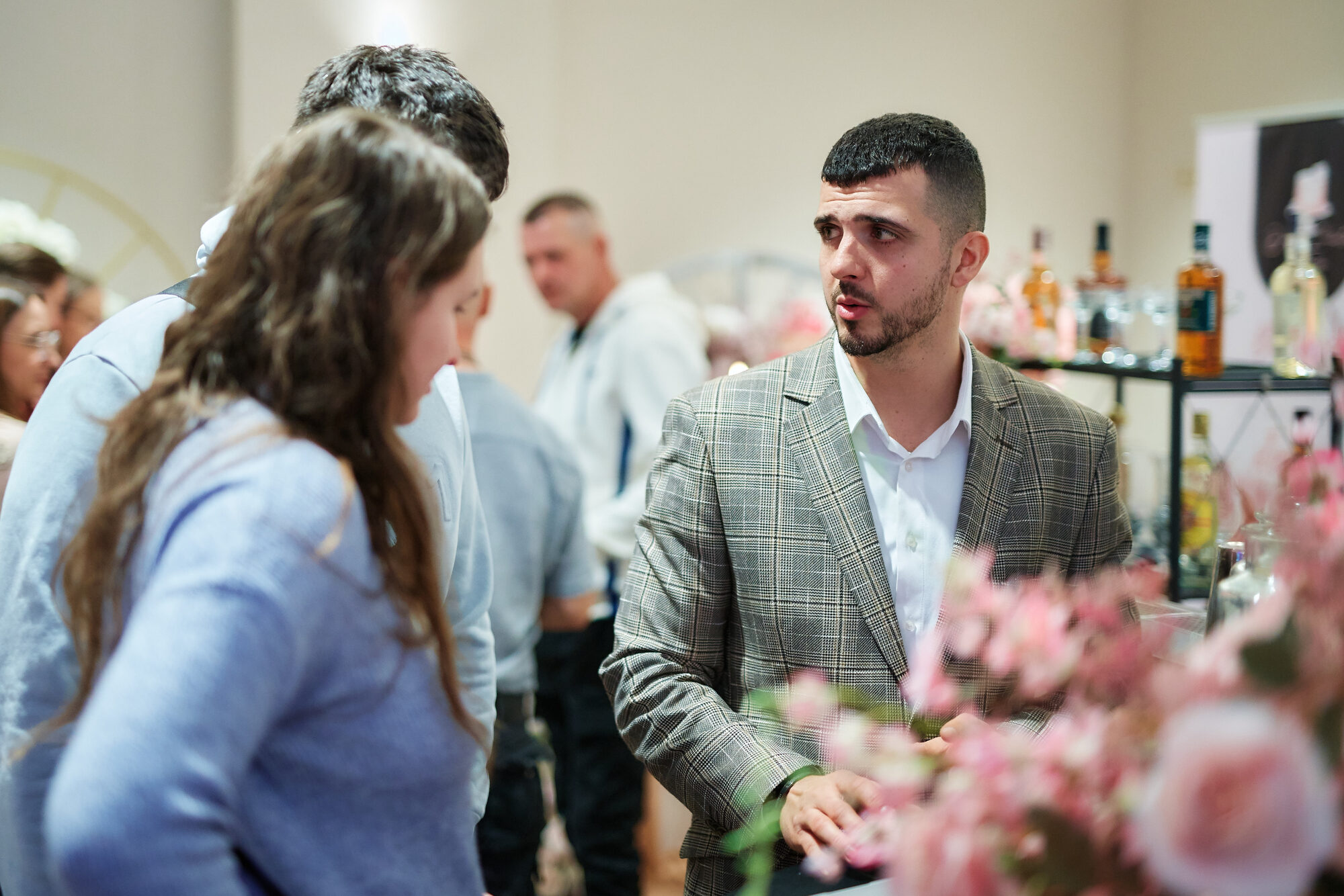 Wystawca rozmawia z parą przy stoisku na targach ślubnych w Rzeszowie